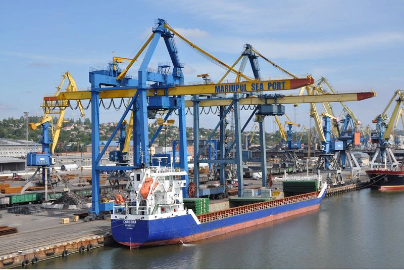 грузовые контейнеры в порту